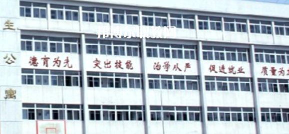 南京市公用事業(yè)技工學(xué)校學(xué)費(fèi)：*********，具體各專業(yè)學(xué)費(fèi)明細(xì)如下，希望對(duì)大家有幫助，邦博爾小編整理的南京市公用事業(yè)技工學(xué)校學(xué)費(fèi)信息僅供參考，如有變動(dòng)，以學(xué)校官方最新消息為準(zhǔn)。  一、南京市公用事業(yè)技工學(xué)校學(xué)費(fèi)多少錢(學(xué)費(fèi)明細(xì)) 1、南京市公用事業(yè)技工學(xué)校各專業(yè)學(xué)費(fèi)收費(fèi)標(biāo)準(zhǔn)  2、南京市公用事業(yè)技工學(xué)校住宿費(fèi)標(biāo)準(zhǔn)：500元/學(xué)年  3、南京市公用事業(yè)技工學(xué)校資助政策  學(xué)校嚴(yán)格按物價(jià)局核定的標(biāo)準(zhǔn)收費(fèi)，在校生享受政府免學(xué)費(fèi)政策。符合條件的優(yōu)秀學(xué)生和貧困生，按規(guī)定享受國家勵(lì)志獎(jiǎng)學(xué)金和助學(xué)金。  學(xué)校實(shí)行獎(jiǎng)學(xué)金制度，對(duì)比亞迪冠名班，開沃集團(tuán)南京金龍冠名班，天泓冠名班和品學(xué)兼優(yōu)的優(yōu)秀學(xué)生給予獎(jiǎng)勵(lì)。  二、南京市公用事業(yè)技工學(xué)校簡(jiǎn)介 多年來，學(xué)校與一百多家企事業(yè)單位建立了用人協(xié)作關(guān)系，為畢業(yè)生建立了暢通的就業(yè)渠道，部分專業(yè)已采用“定單式定向委培”輸送就業(yè)。  2004年以來，每年就業(yè)率始終在98.5%以上，畢業(yè)生就業(yè)去向主要為公交行業(yè)，如南京公交、中北巴士、新城巴士等;  汽車制造行業(yè)，如南京南汽集團(tuán)MG汽車制造公司、南京長安汽車制造公司等;  汽車銷售(4S店)和維修行業(yè)如江蘇天泓汽車服務(wù)有限公司、南京朗馳集團(tuán)有限公司和江蘇省外事旅游汽車公司汽車修理總廠、南京新港汽車維修公司等。