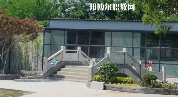 泰州市姜堰區(qū)江淮職業(yè)高級中學(xué)地址在哪里，哪個地區(qū)，哪個城市?