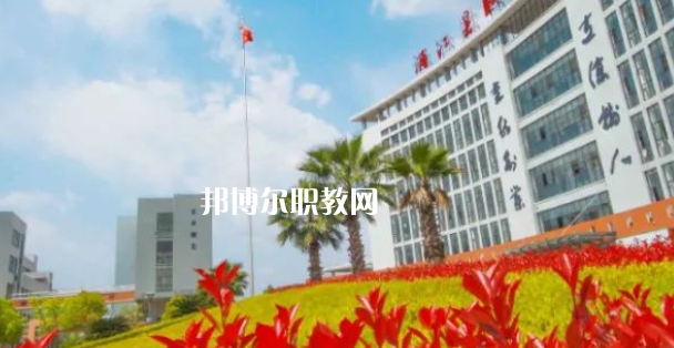 浦江縣職業(yè)技術(shù)學(xué)校招生計劃人數(shù)根據(jù)專業(yè)不同，計劃也是不同的，例如：幼兒保育招生40人，學(xué)前教育招生57人，普職融通招生150人，工藝美術(shù)招生150人，淘寶美工招生40人，等等，邦博爾小編為大家整理了浦江縣職業(yè)技術(shù)學(xué)校招生計劃人數(shù)詳細(xì)內(nèi)容，信息僅供參考，如有變動，以學(xué)校官方最新消息為準(zhǔn)。  一、浦江縣職業(yè)技術(shù)學(xué)校招生計劃一覽表 二、浦江縣職業(yè)技術(shù)學(xué)校招生情況 1、浦江縣職業(yè)技術(shù)學(xué)校招生條件、要求  遵紀(jì)守法、熱愛勞動、文明禮貌、樸實誠信;  無疾病、無傳染病、無慢性病史、無犯罪史、無嚴(yán)重違紀(jì)史;  身體健康，學(xué)生品行端正。  2、浦江縣職業(yè)技術(shù)學(xué)校招生對象  招收應(yīng)屆、歷屆初中畢業(yè)及以上文化程度的學(xué)生  三、浦江縣職業(yè)技術(shù)學(xué)校簡介 學(xué)校有全國職教名師、省特級教師、大師名家、省市教壇新秀、省技術(shù)能手、市學(xué)科帶頭人40多人。智慧校園管理系統(tǒng)、體育館、圖書館、電子閱覽室、校內(nèi)外實訓(xùn)基地等，教學(xué)設(shè)施一應(yīng)俱全。  學(xué)校設(shè)有浦江縣職業(yè)技能培訓(xùn)中心和職業(yè)技能鑒定中心。  四、浦江縣職業(yè)技術(shù)學(xué)?？诒?校友評價：浦江縣職業(yè)技術(shù)學(xué)校辦學(xué)特色鮮明，教學(xué)設(shè)施一應(yīng)俱全，為本地經(jīng)濟建設(shè)和社會發(fā)展培養(yǎng)高技能人才。  校友評價：浦江縣職業(yè)技術(shù)學(xué)校教學(xué)設(shè)備比較齊全，老師工作認(rèn)真，領(lǐng)導(dǎo)班子心齊。