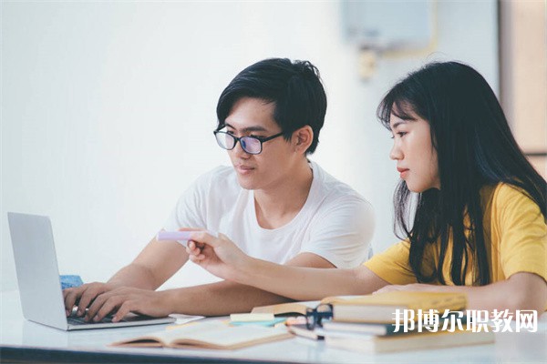 廣西哪里的職教中心能讀服裝制作與生產(chǎn)管理專(zhuān)業(yè)