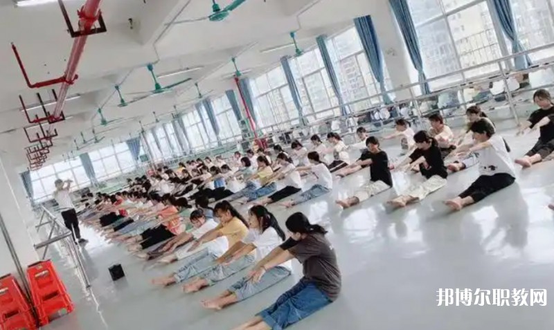 2025南寧商貿(mào)學(xué)校招生計(jì)劃 招生人數(shù)是多少(附要求、條件、對(duì)象)